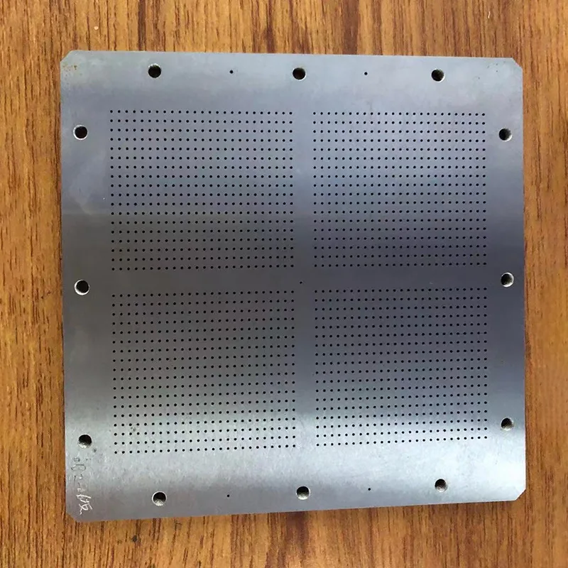 Pièces de traitement des métaux microporeux