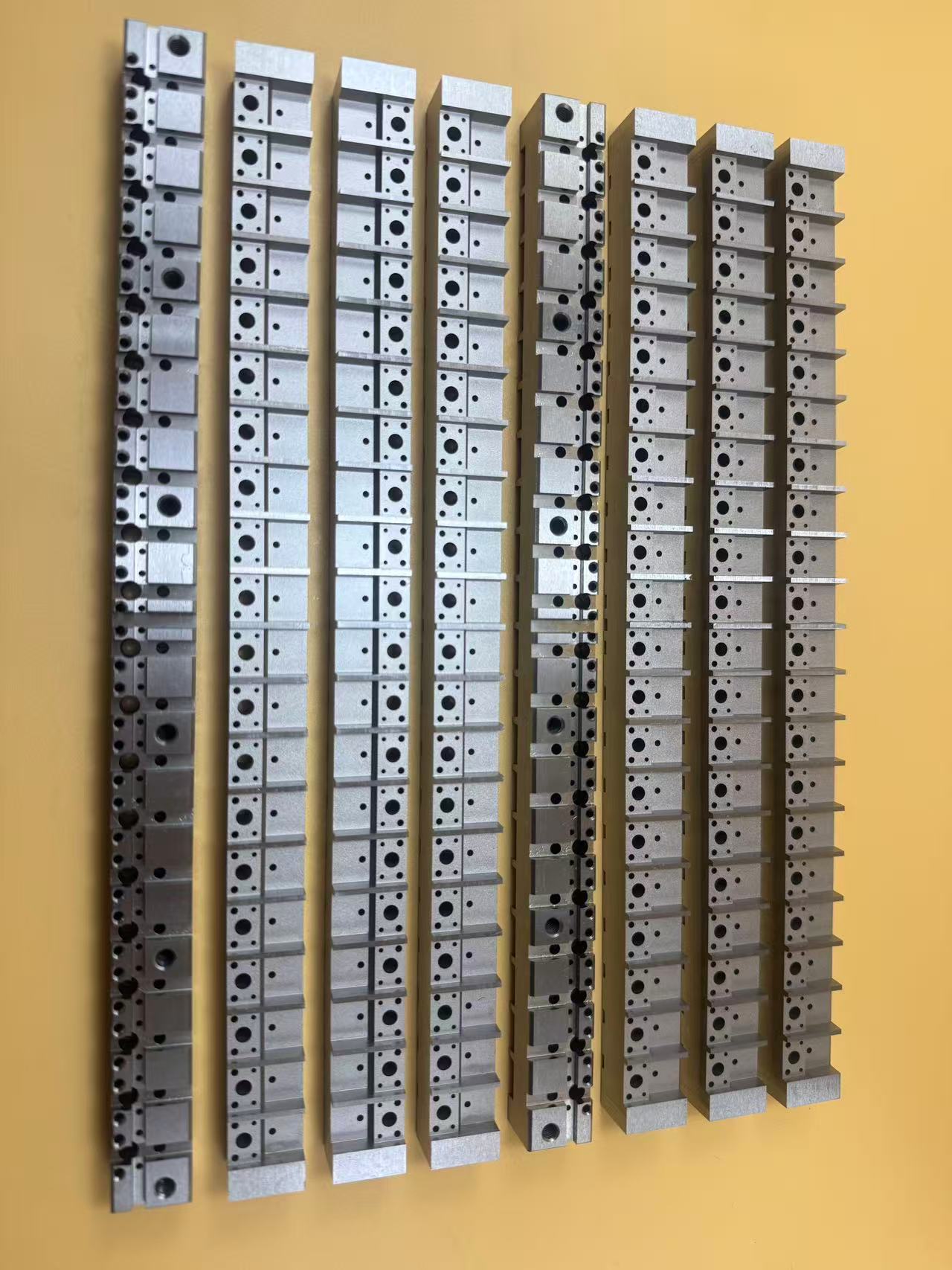 Quels sont les principaux avantages du traitement de coupe lent au fil ?