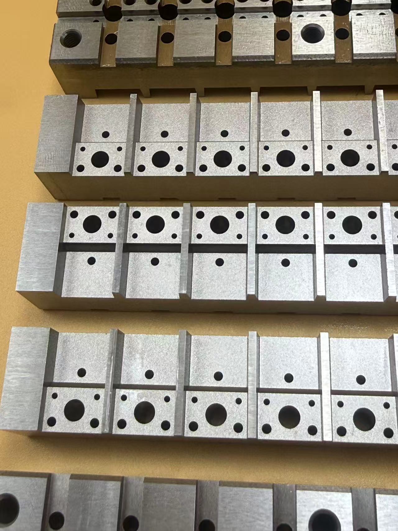 Quels sont les avantages de la technologie du procédé de coupe au fil de précision dans l'usinage ?