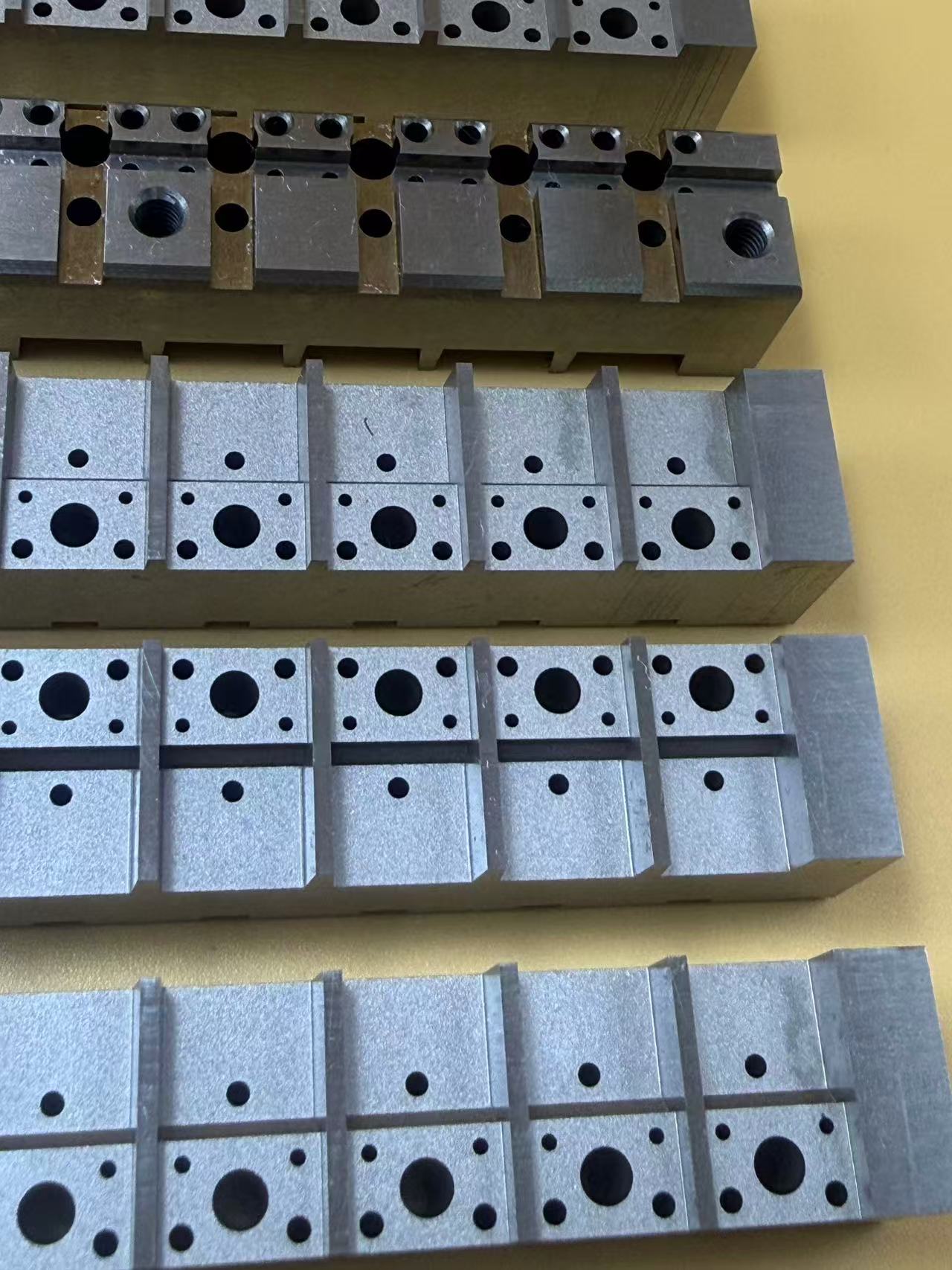 Quelles sont les applications de la technologie d’usinage par électroérosion à fil lent dans les moules d’emballage de semi-conducteurs ?